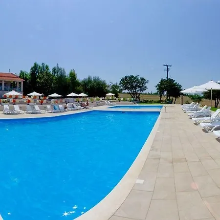 מלון דירות Fournia Village 3*