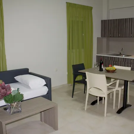 מלון דירות Fournia Village 3*